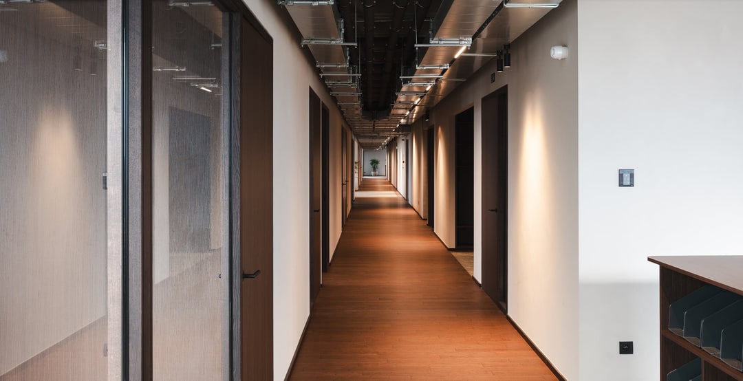 Plankenvloer in een projectomgeving