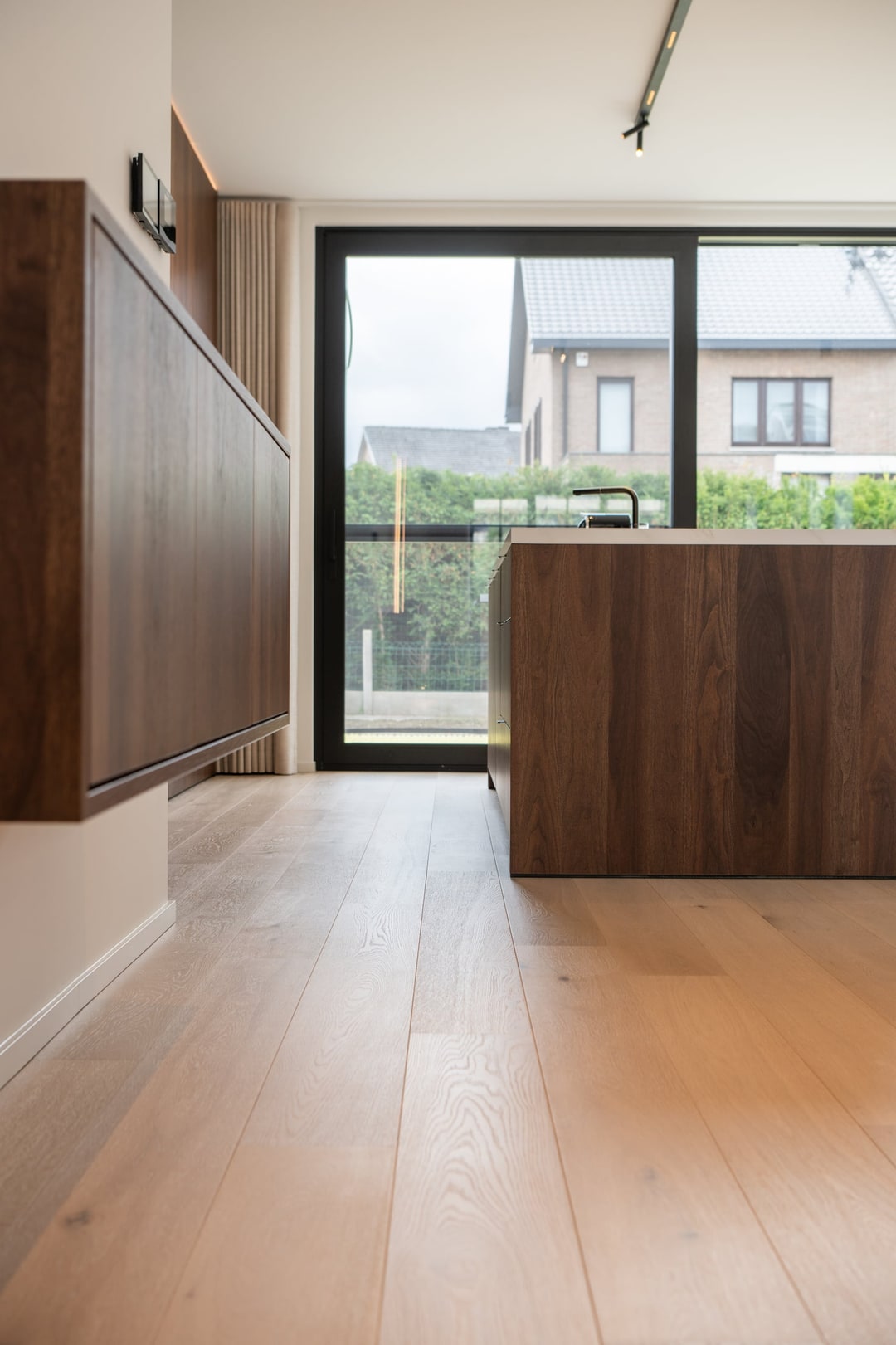 Brede plankenvloer in een keuken met walnoten eiland