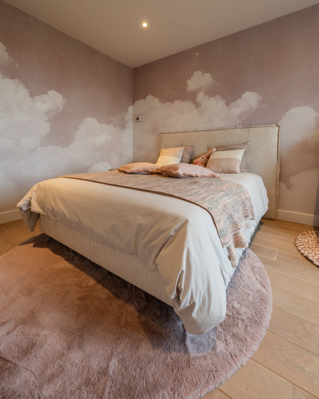 Behang met wolkenmotief in een kinderslaapkamer