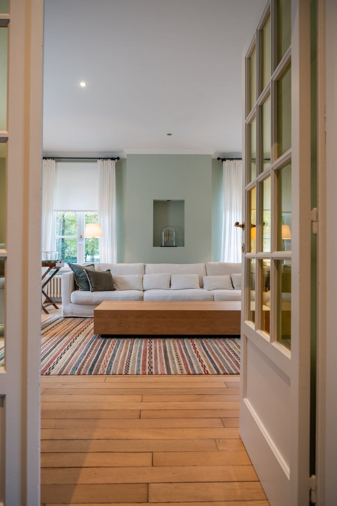 Eiken plankenvloer in een lichte leefruimte, gelegd door Grutman Floor Concepts