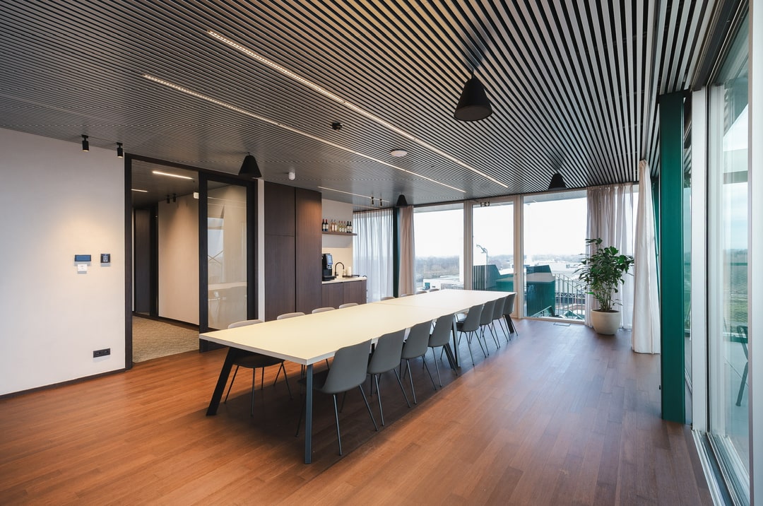 Projectparket in een vergaderruimte met bamboevloer