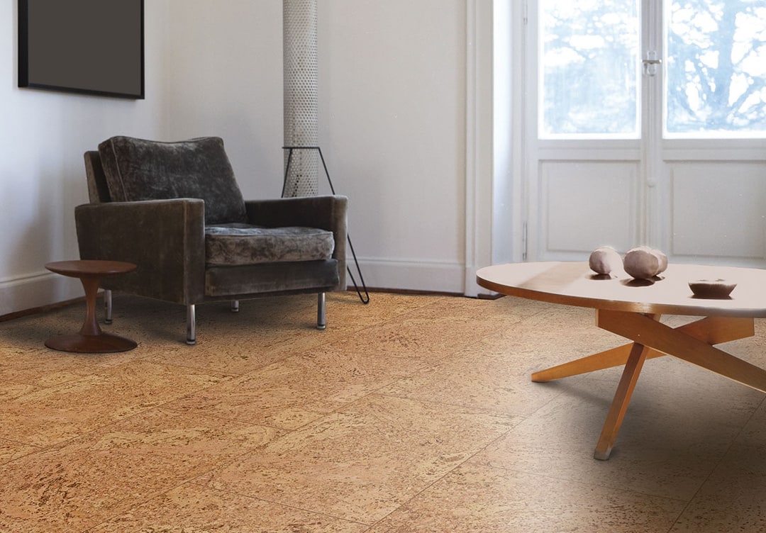 Natuurlijke kurkvloer in een leefruimte, geplaatst door Grutman Floor Concepts