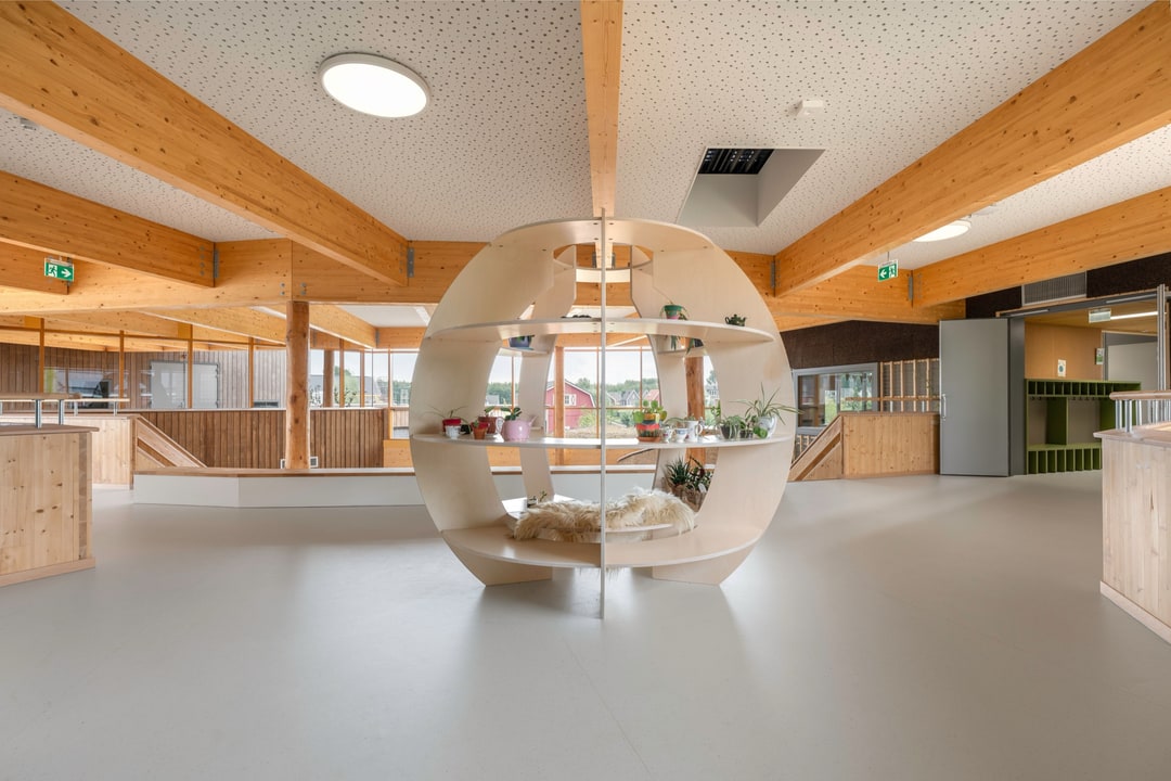 Naadloze linoleumvloer in een school- en gemeenschapsruimte, geplaatst door Grutman Floor Concepts
