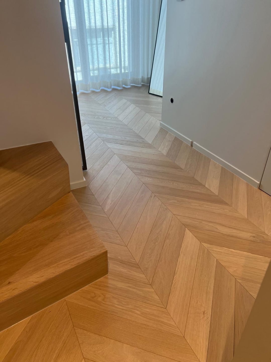 Hongaarse punt parketvloer met houten trap