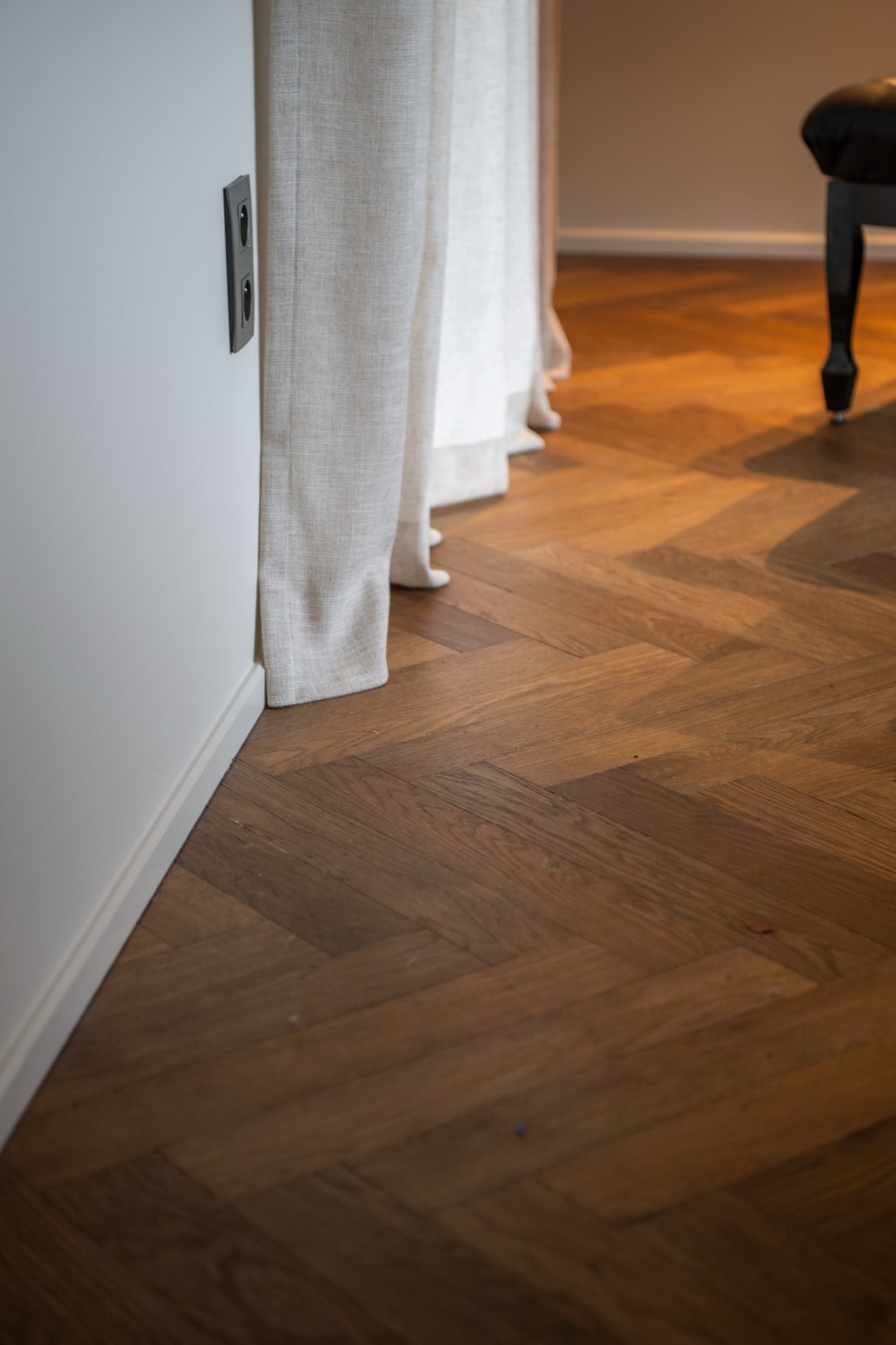 Visgraat parket met warme tinten