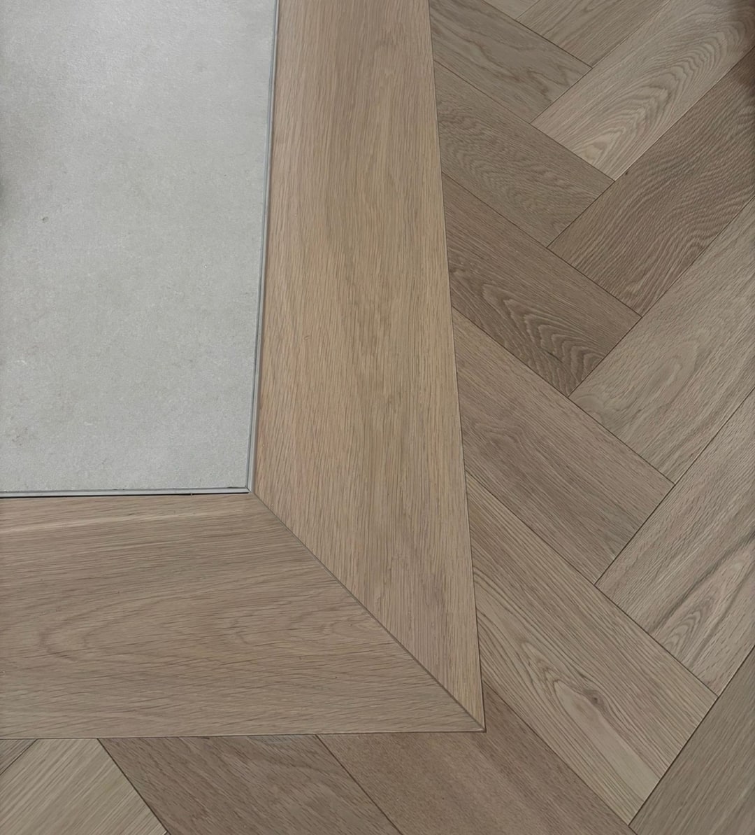 Detail van een visgraatvloer met kader