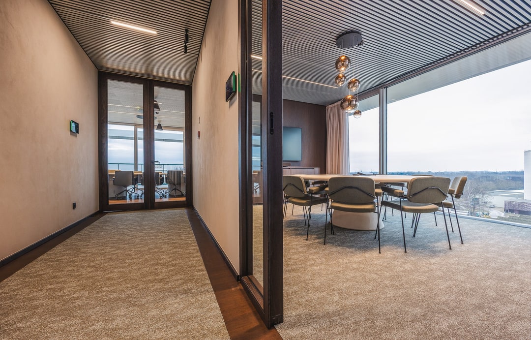 Tapijttegels in een warme vergaderruimte met panoramisch uitzicht, door Grutman Floor Concepts