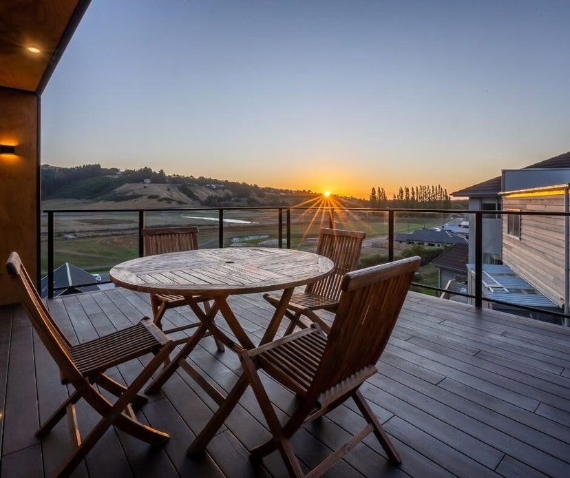 Houten terras met zithoek bij zonsondergang, door Grutman Floor Concepts