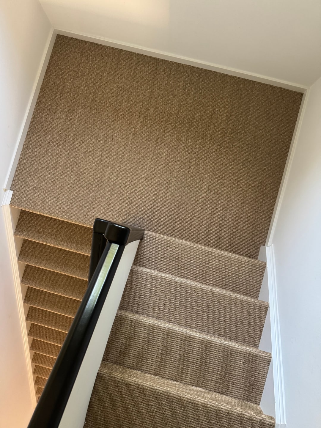 Bordestrap in sisal-look tapijt, gezien vanaf de bovenste trap