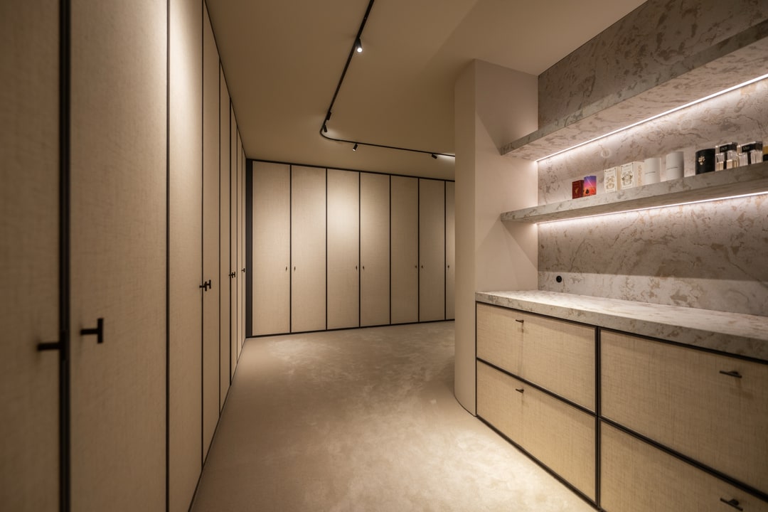 Dressing met vasttapijt en marmeren toilettafel