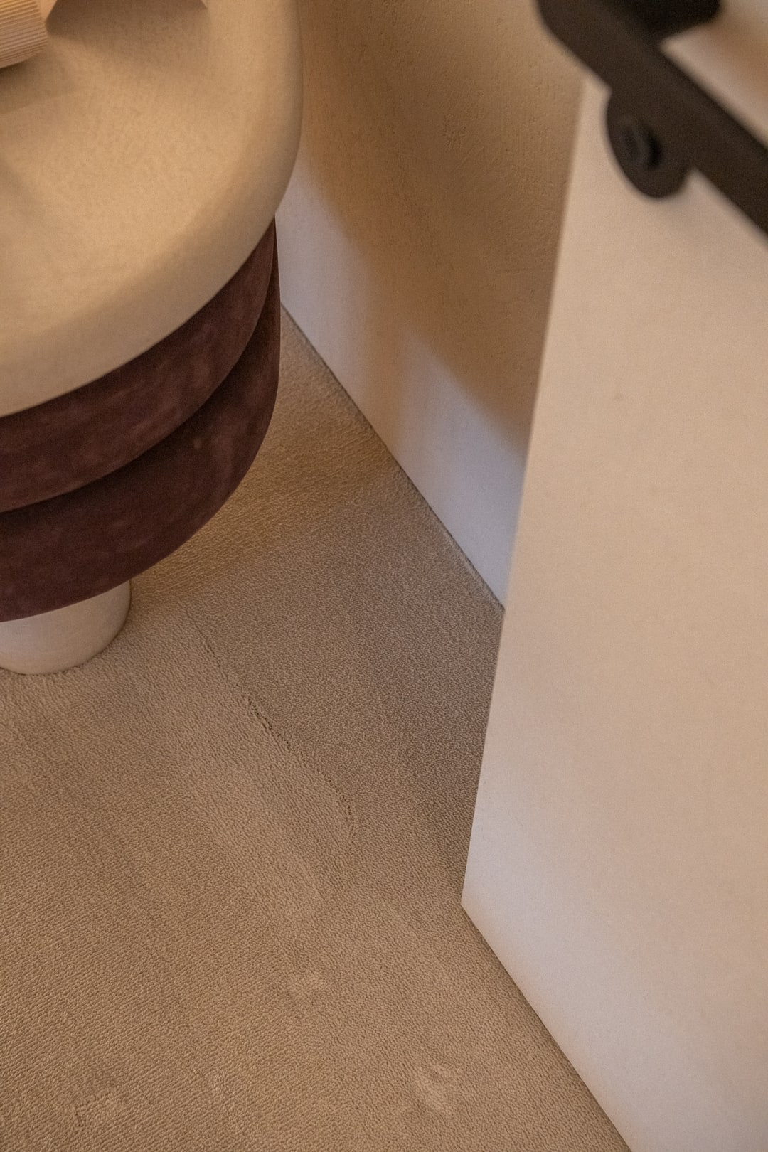 Vasttapijt in detail bij een bijzettafel