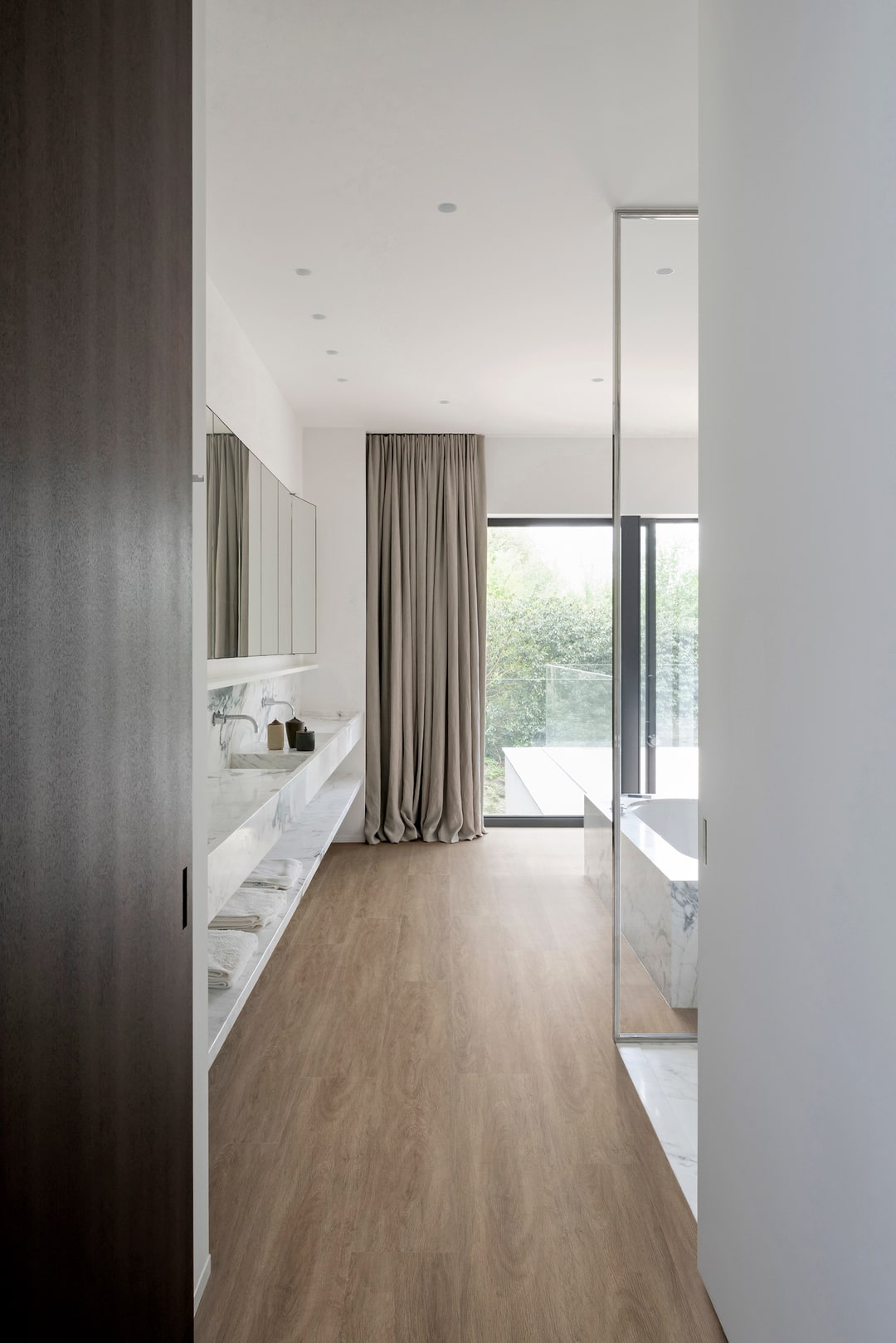 Vinylvloer met houtdessin in een badkamer met marmeren wastafel, door Grutman Floor Concepts