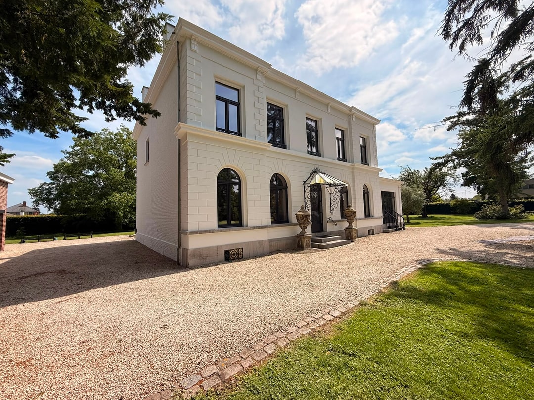 Geschilderde stadsgevel in gebroken wit